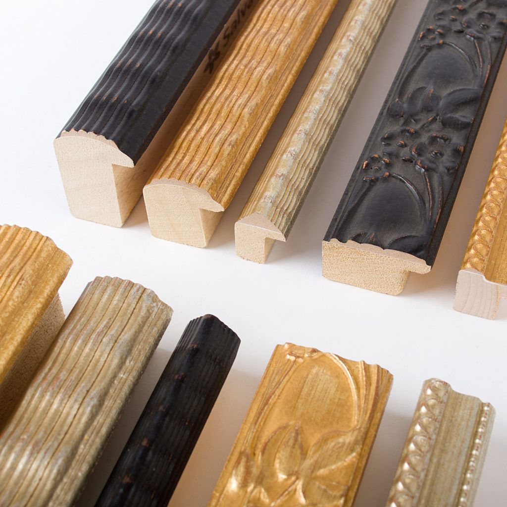 Diversi tipi di cornici sono allineati su una superficie bianca