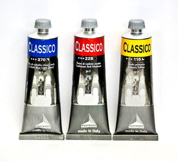 Tre tubetti di vernice classica sono posizionati uno accanto all'altro