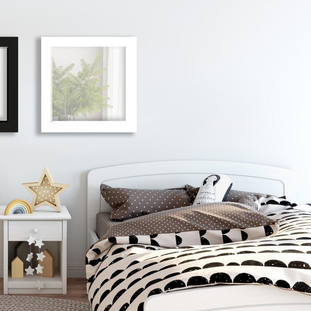 Una camera con due letti e un comodino con sopra una stella