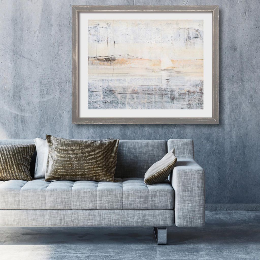 Una foto incorniciata è appesa sopra un divano in soggiorno