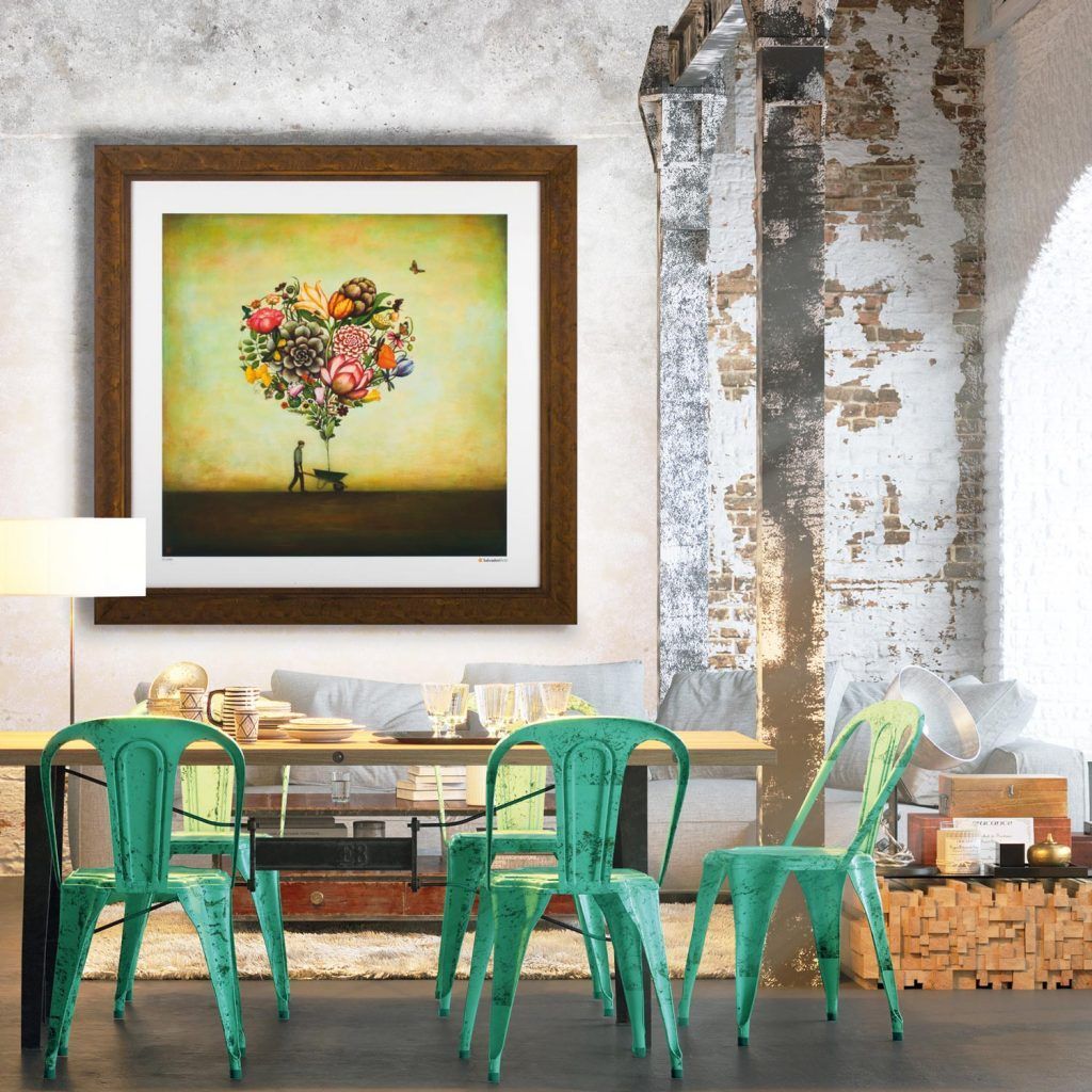 Una sala da pranzo con sedie verdi e un dipinto alla parete