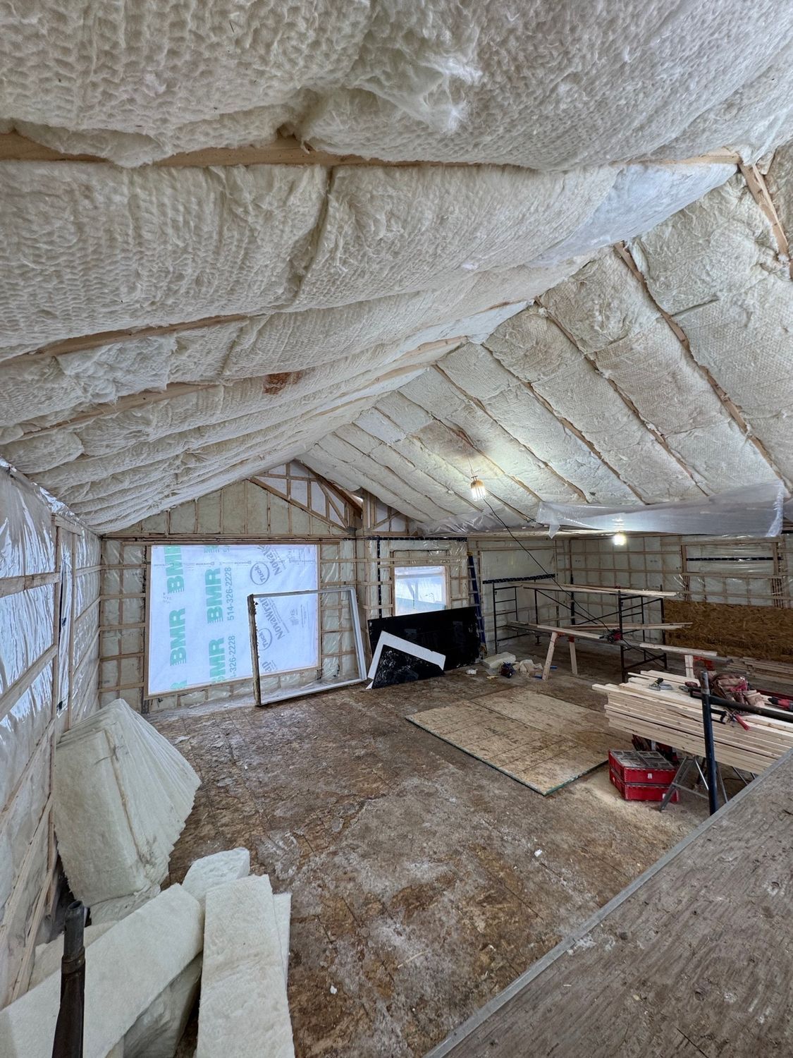 Une pièce avec beaucoup d'isolation au plafond et aux murs.