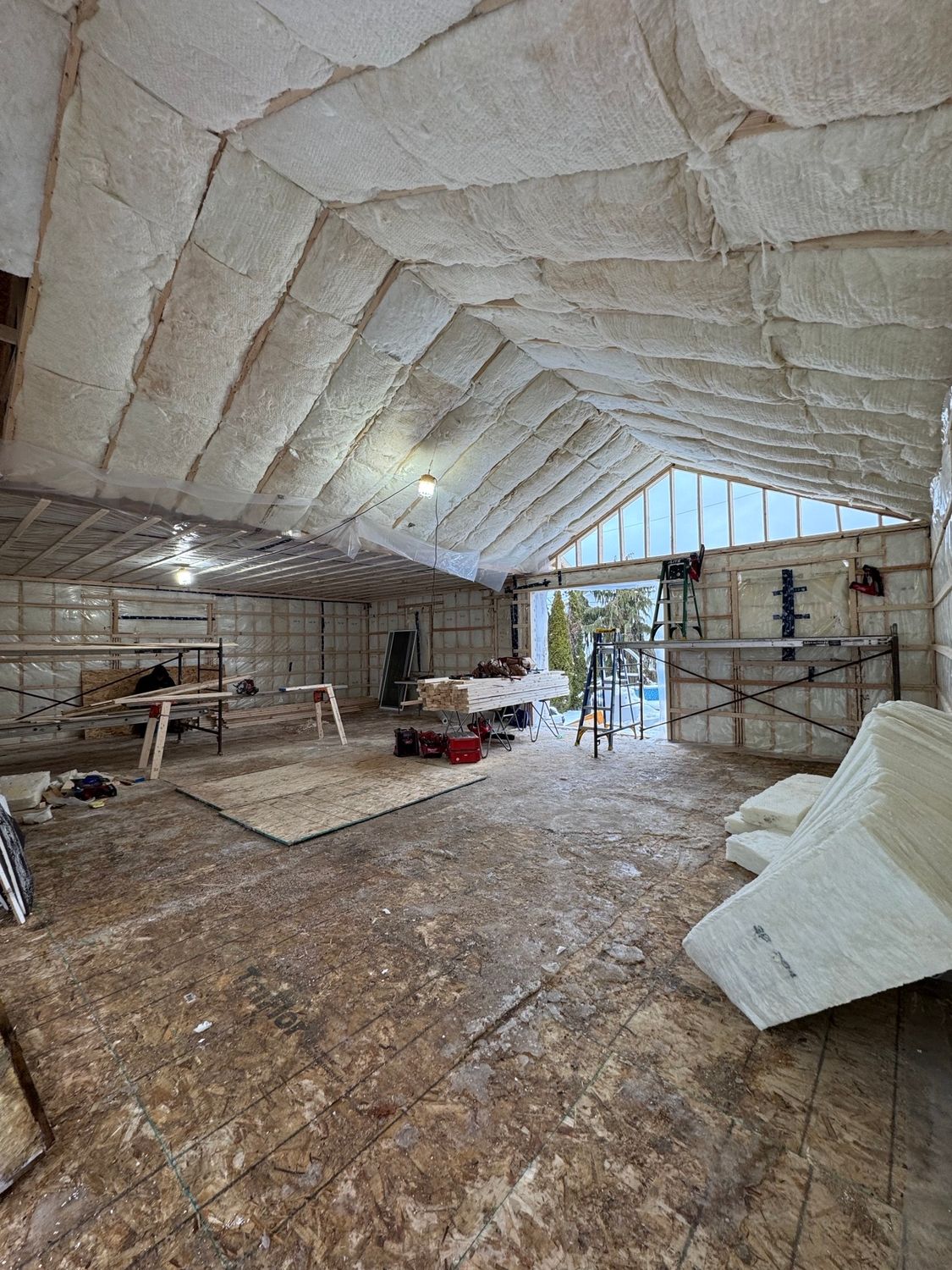 Une grande pièce avec beaucoup d'isolation au plafond.