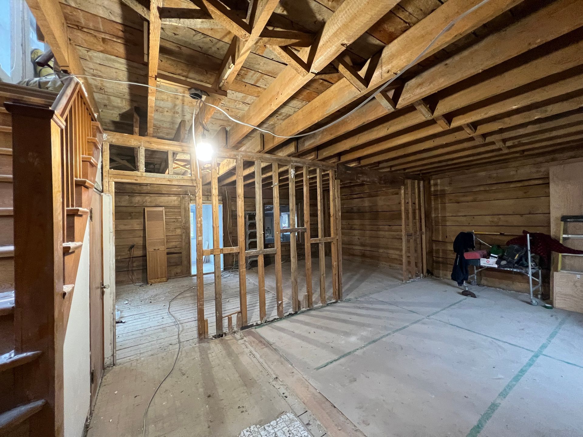 Une pièce avec un plafond en bois et un mur en bois.