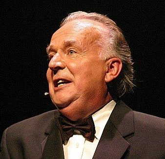 Het bekende sterrenteam voor de leukste show van het jaar komt bij elkaar in een nieuw verhaal: Oh Johnny in Droomland, een theatraal levenslied over 100 jaar Johnny Jordaan, met Tony Neef, Marjolijn Touw, Rob van de Meeberg, Rosa Mee, Evert de Vries, Bert Stoots en René Trok.