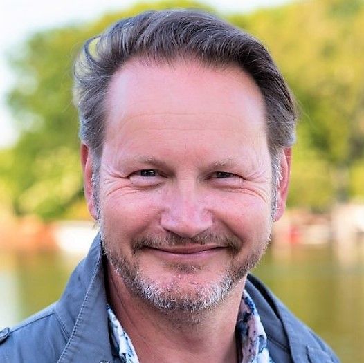 Het bekende sterrenteam voor de leukste show van het jaar komt bij elkaar in een nieuw verhaal: Oh Johnny in Droomland, een theatraal levenslied over 100 jaar Johnny Jordaan, met Tony Neef, Marjolijn Touw, Rob van de Meeberg, Rosa Mee, Evert de Vries, Bert Stoots en René Trok.