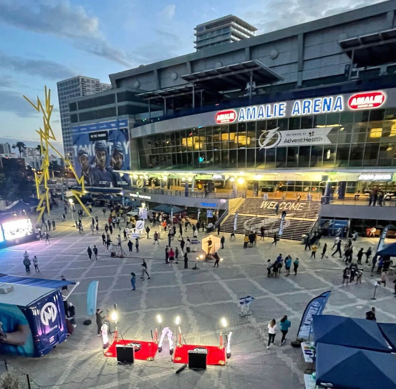 A large building with the word arena on it