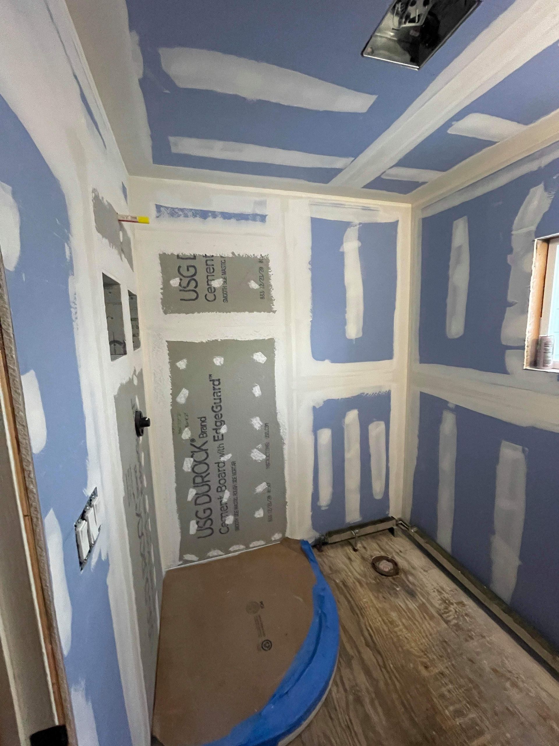 A room with blue walls that says u35 on it