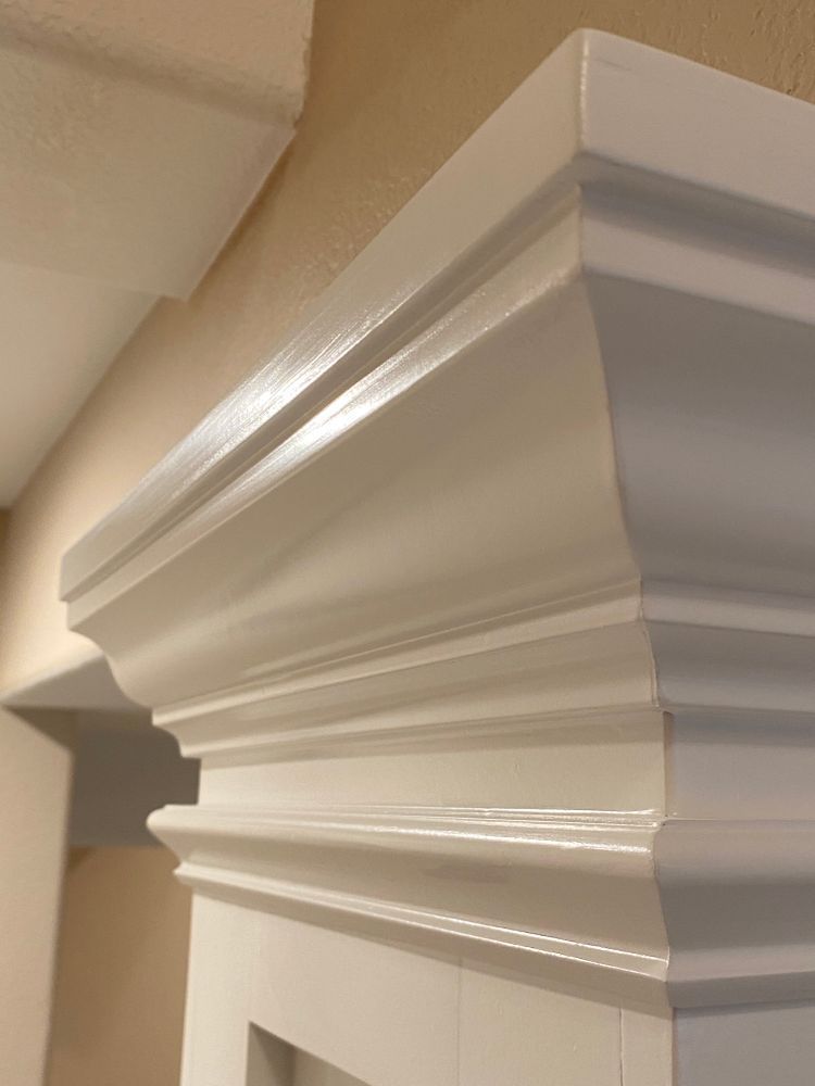 A close up of a white molding on a wall.