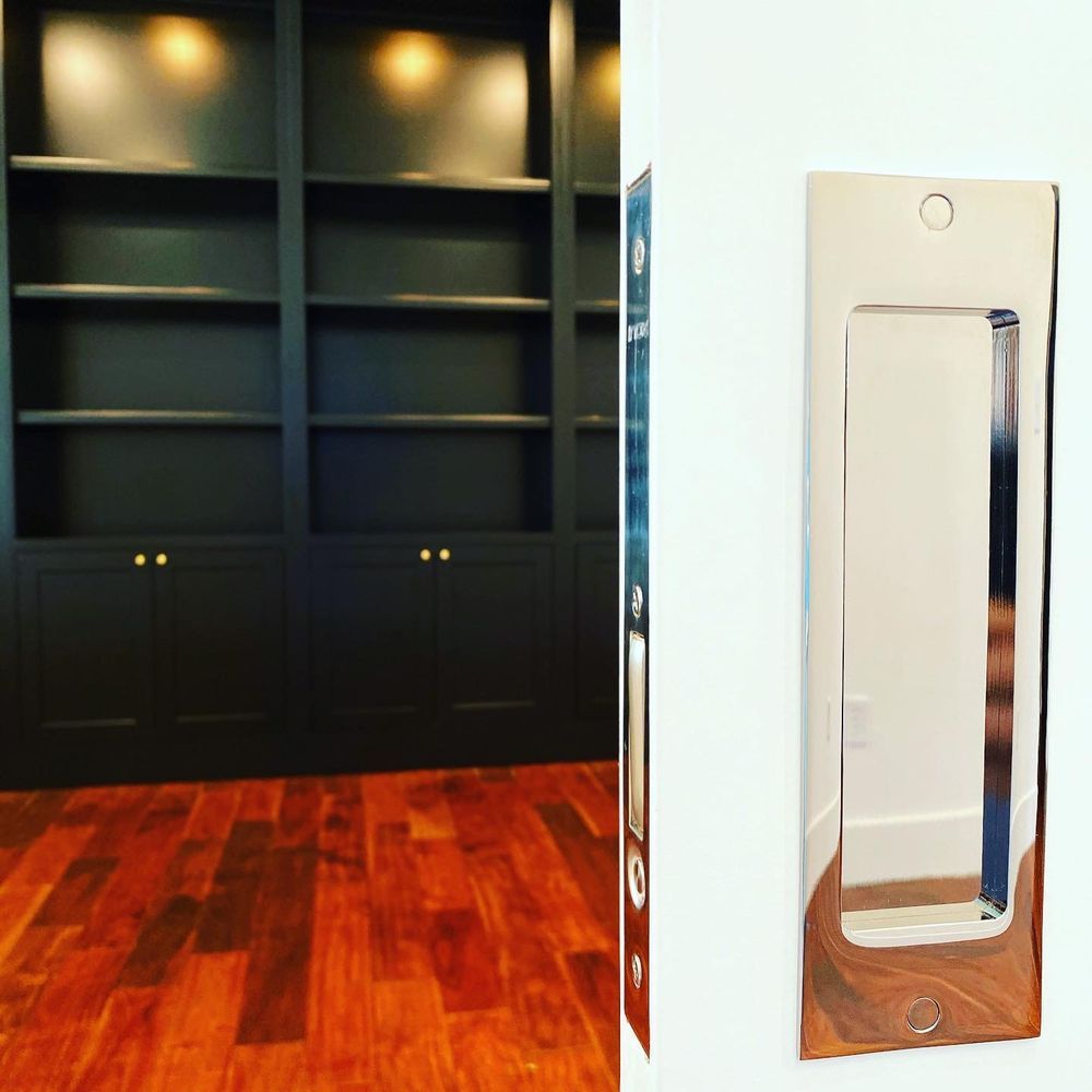 A picture of a bookshelf and a picture of a door handle