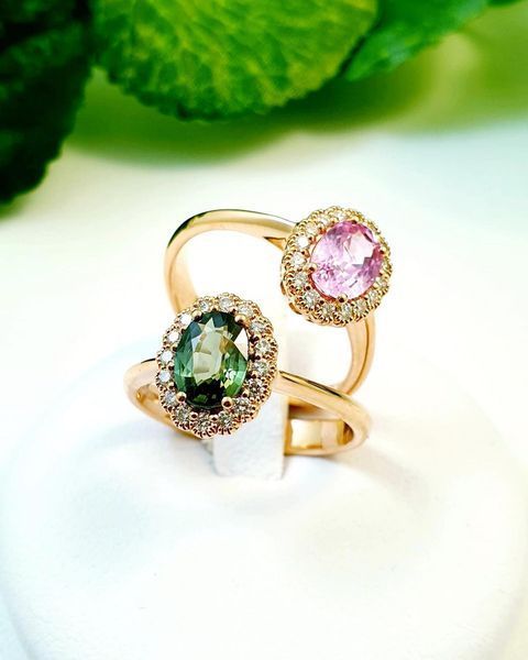 Anelli in oro con zaffiri verdi rosa e diamanti