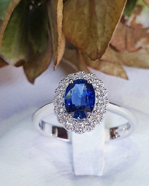 Anello entourage con Zaffiro e diamanti