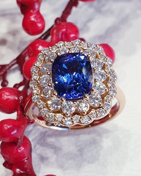 Anello in oro rosa con diamanti e Tanzanite