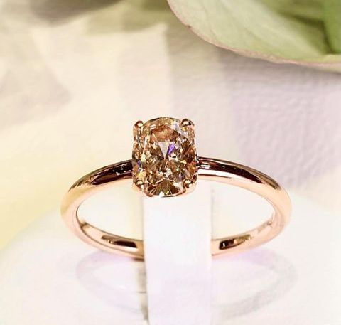 Anello oro rosa con diamante ovale Cognac