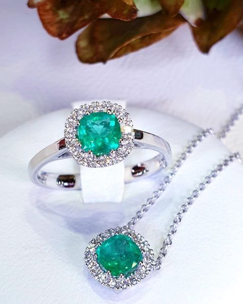 Parure in oro bianco con smeraldi e diamanti