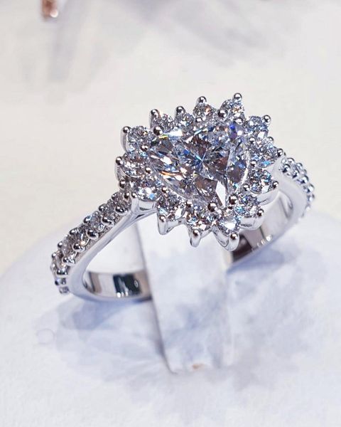 Anello diamante taglio a cuore