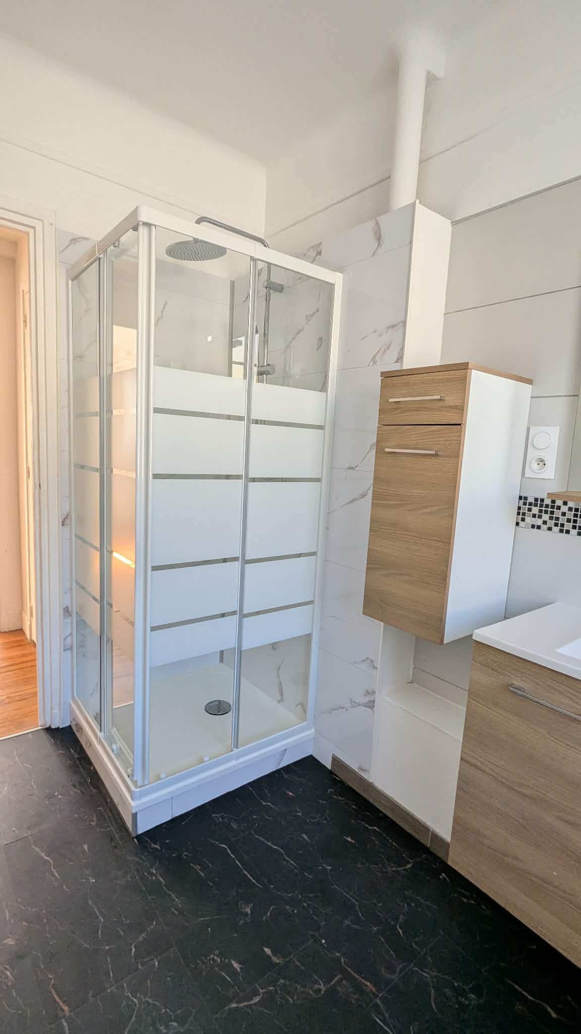Salle de bains moderne rénovée par Debray Agencement à Yvetot, douche à l'italienne et meuble vasque bois