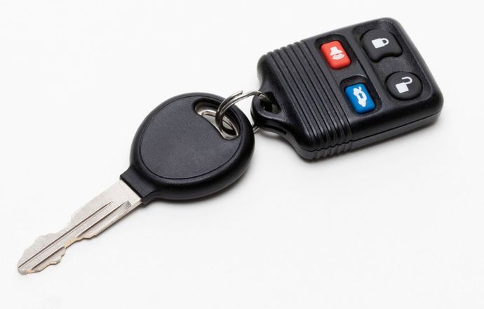 Una llave de coche con un mando a distancia adjunto.