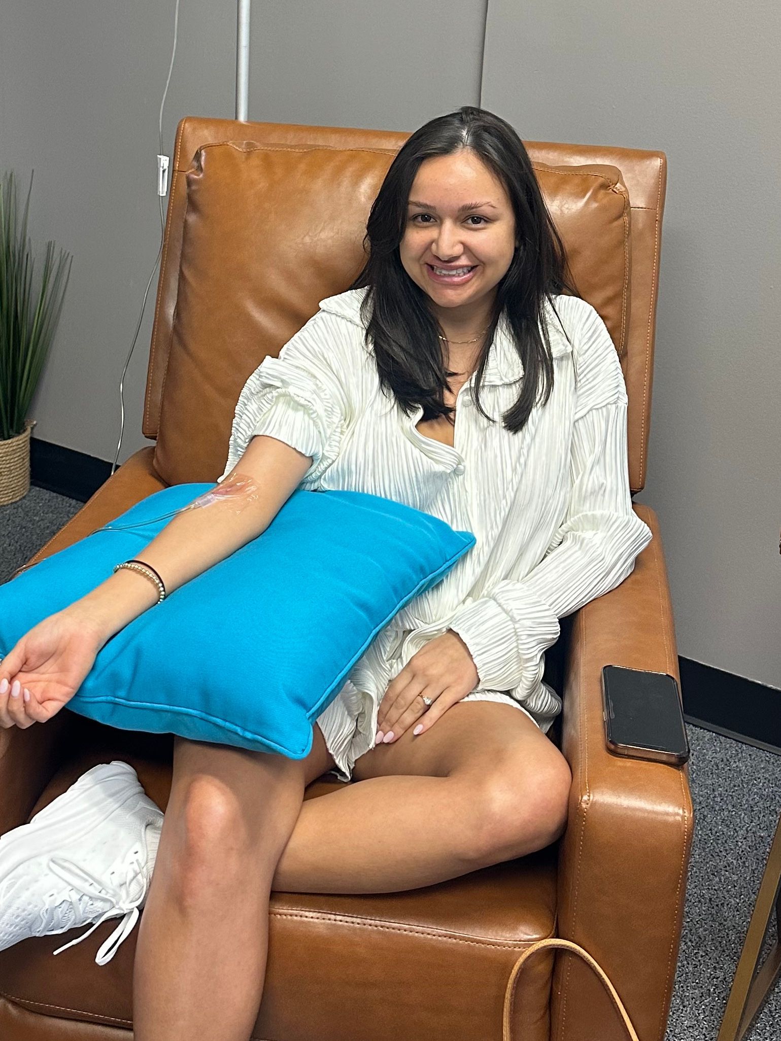 Houston IV therapy client receiving a vitamin drip at Bounce Hydration wellness office