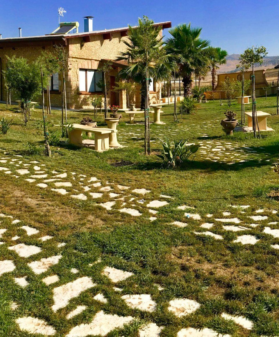 Villa in pietra con giardino per cerimonie