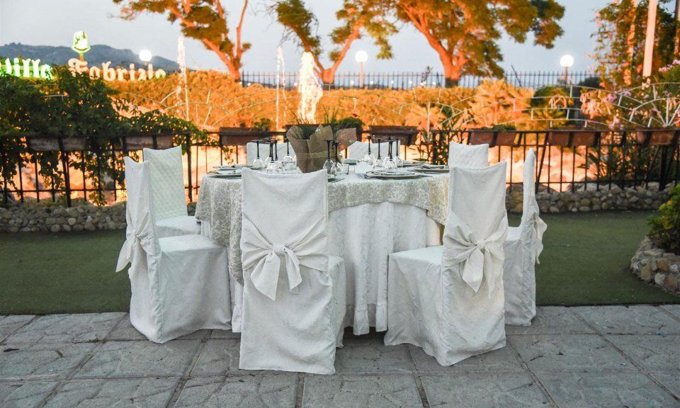 Allestimento di tavoli per ricevimento nuziale