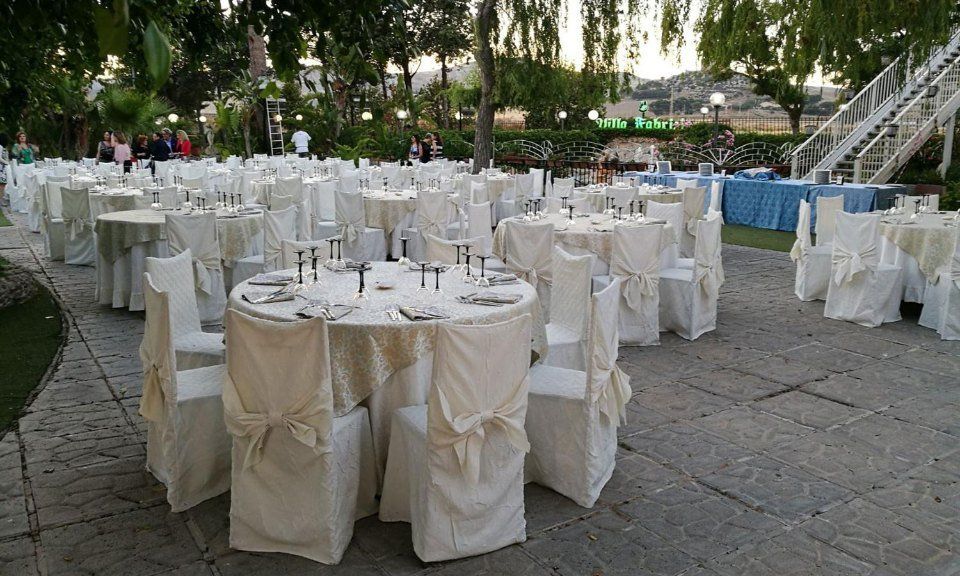 Tavoli apparecchiati in maniera elegante e raffinata