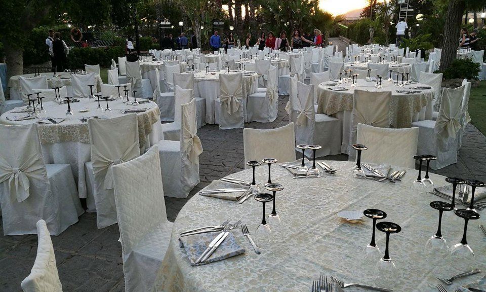 Tavolo allestito per ricevimenti