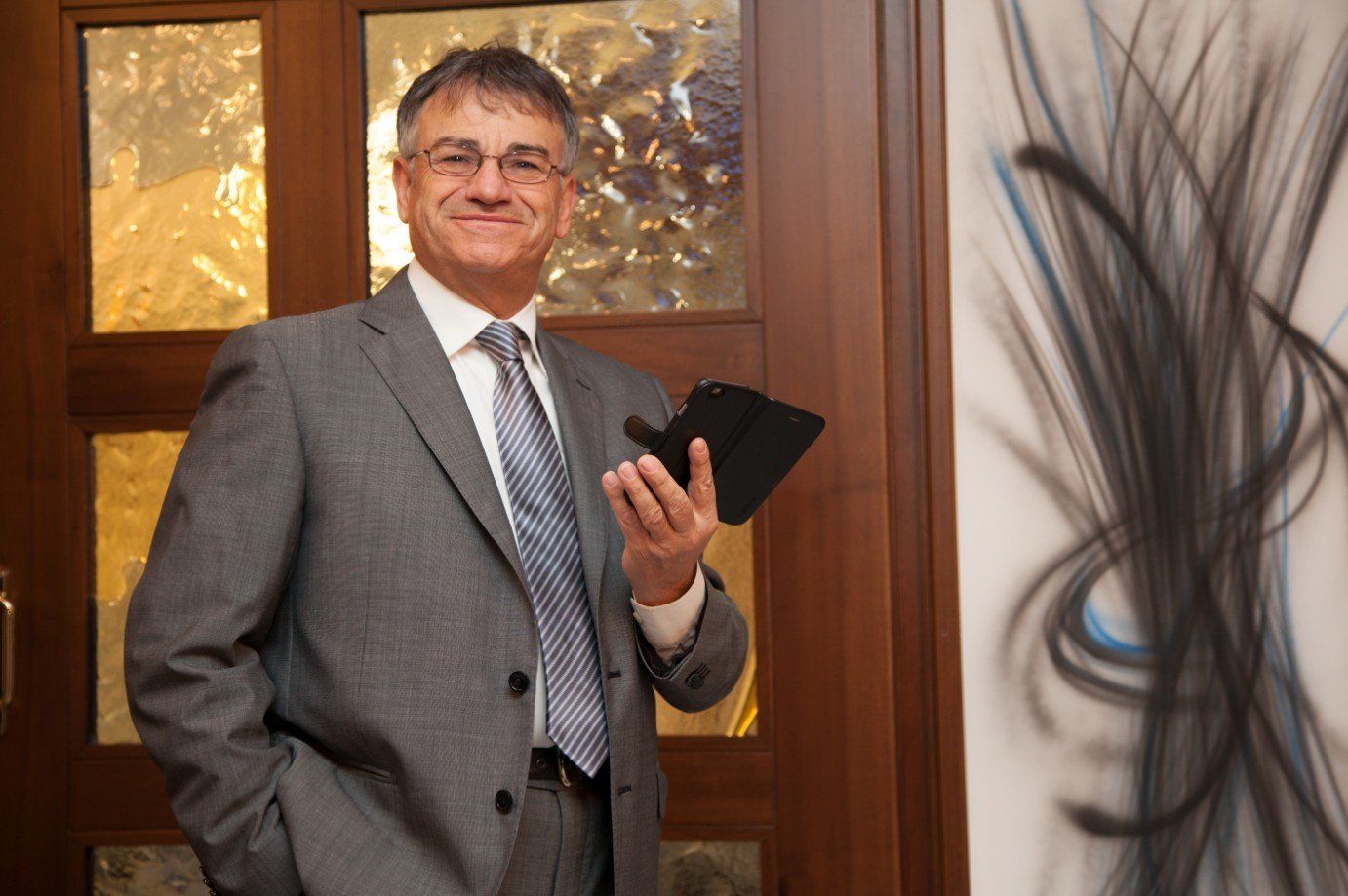 Titolare della ditta davanti a un'auto di lusso