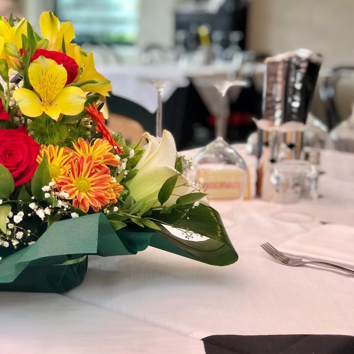 Tavolo di un ristorante con ornamento fiori