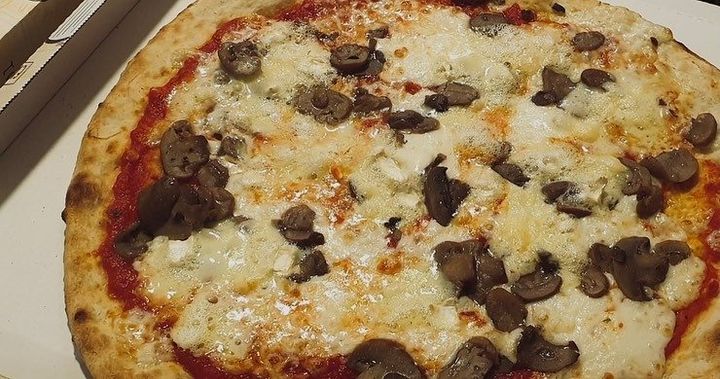 Pizza ai funghi e formaggio