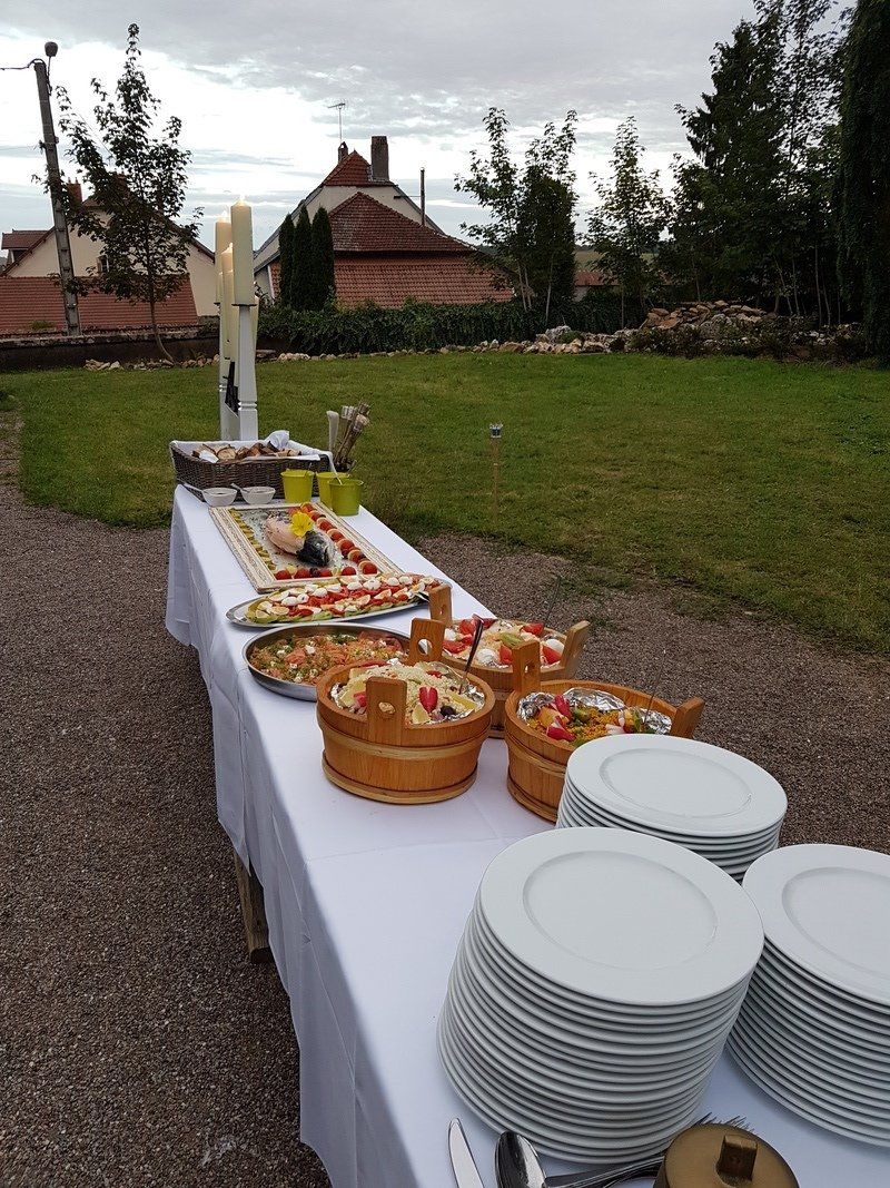 Een tafel met borden en kommen met eten erop