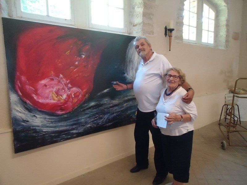 Een man en een vrouw staan ​​voor een groot schilderij