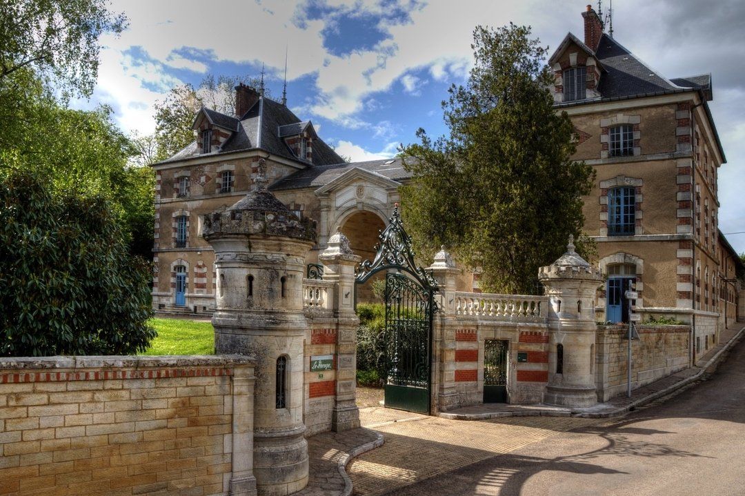 Een bakstenen gebouw met een poort ervoor