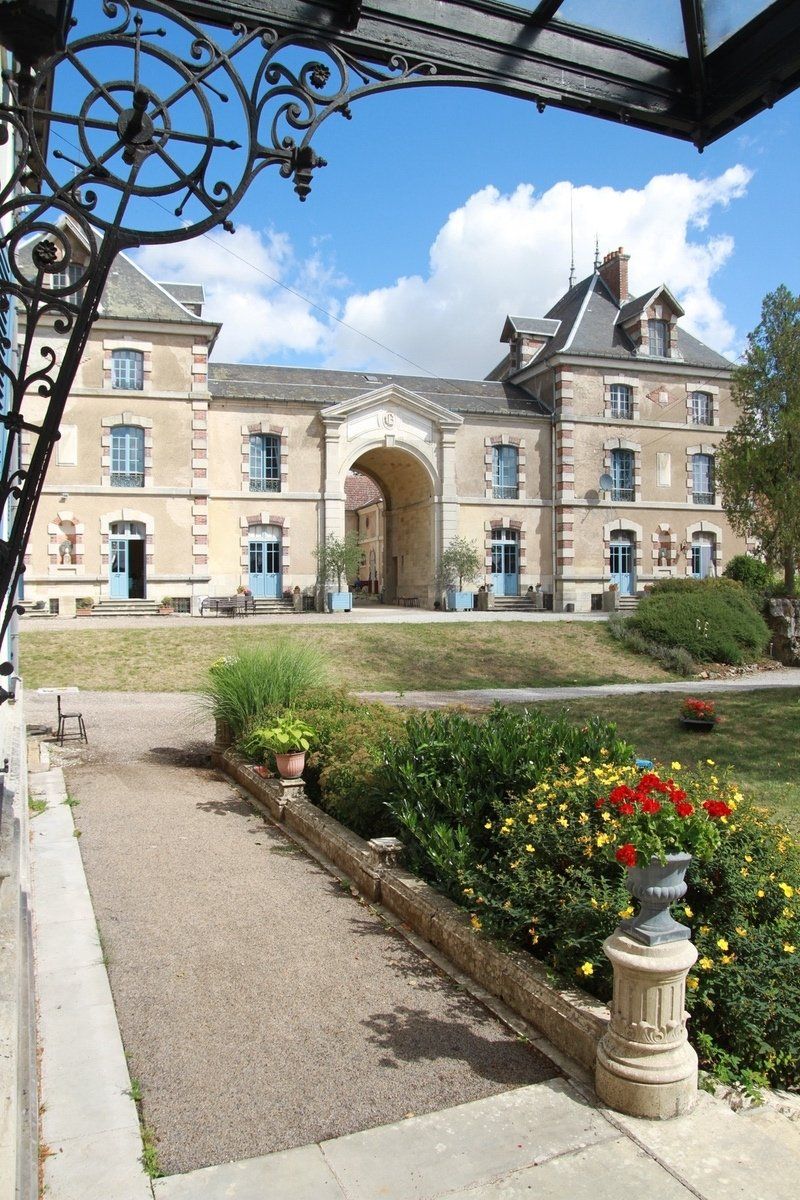 Een groot gebouw met een grote boog ervoor