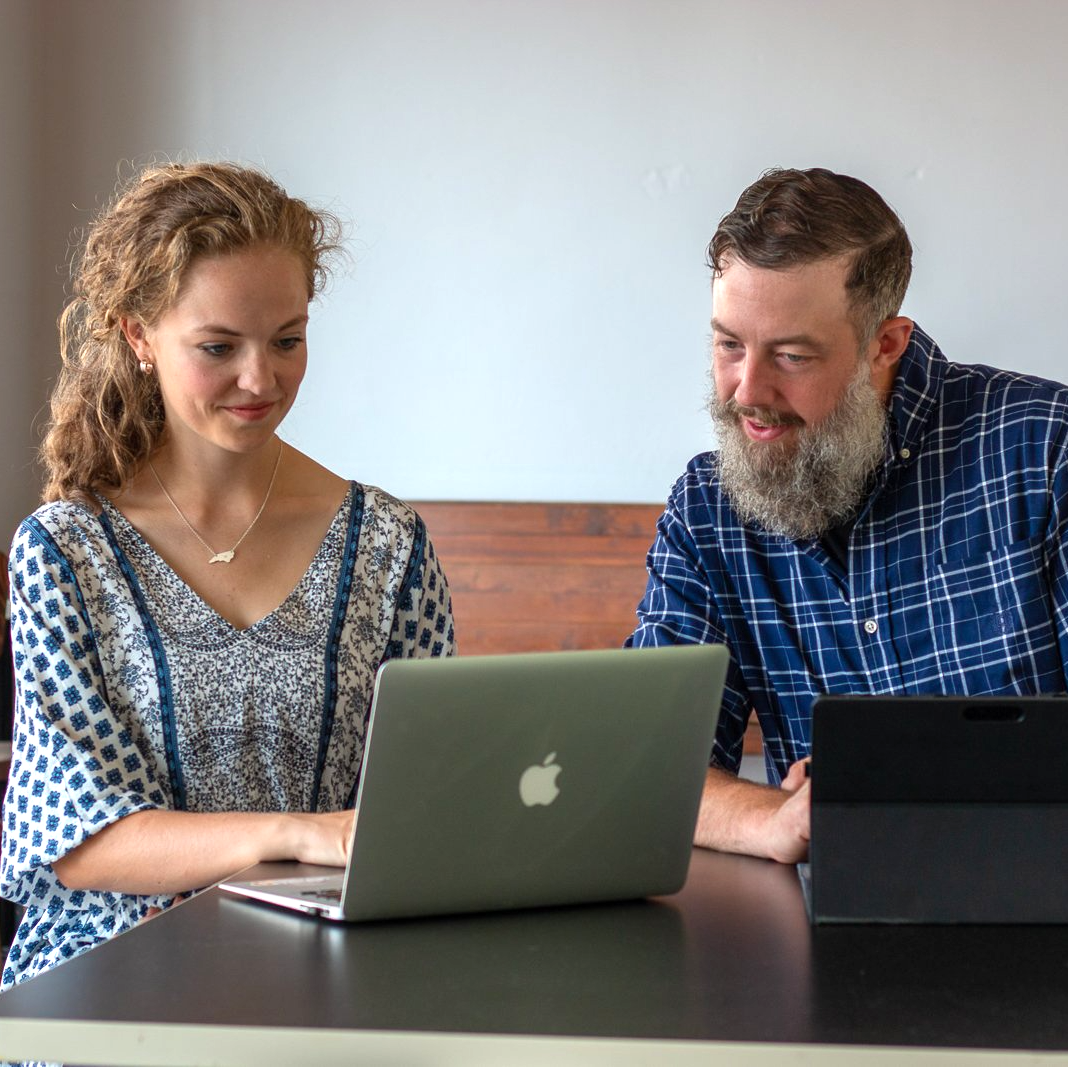 AnnaScott Cross and Wesley Johnson working on a laptop for TEcHonfidence