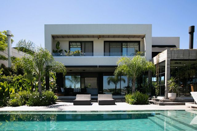 Casa moderna de dos plantas con piscina