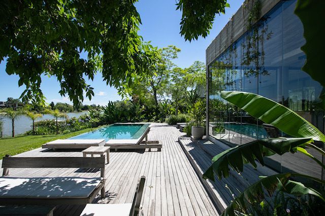 Terraza de madera con piscina