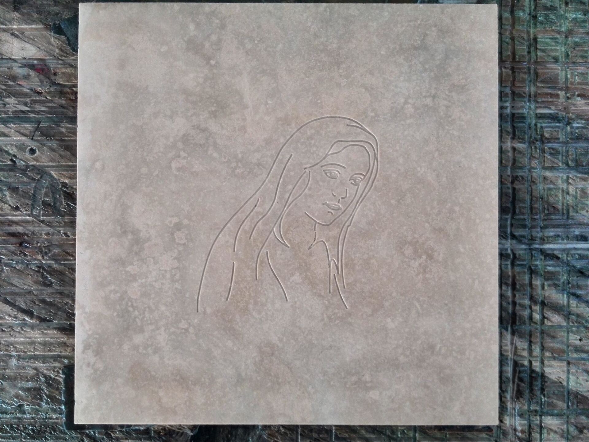 lapide in marmo con incisione