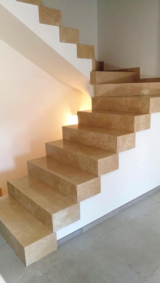 scale in marmo giallo