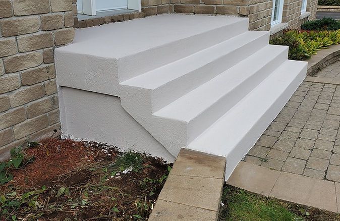 Un escalier blanc menant à une maison