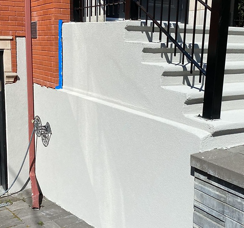 Un bâtiment en briques avec des escaliers et un mur blanc