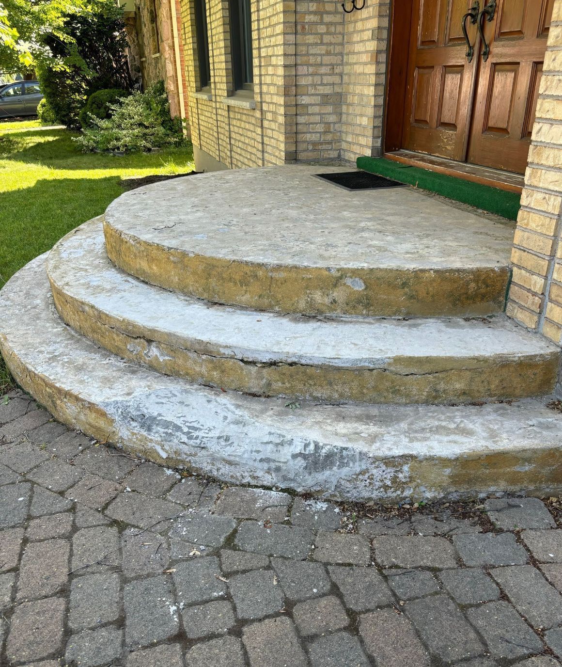 Un ensemble de marches en béton menant à une maison en briques.