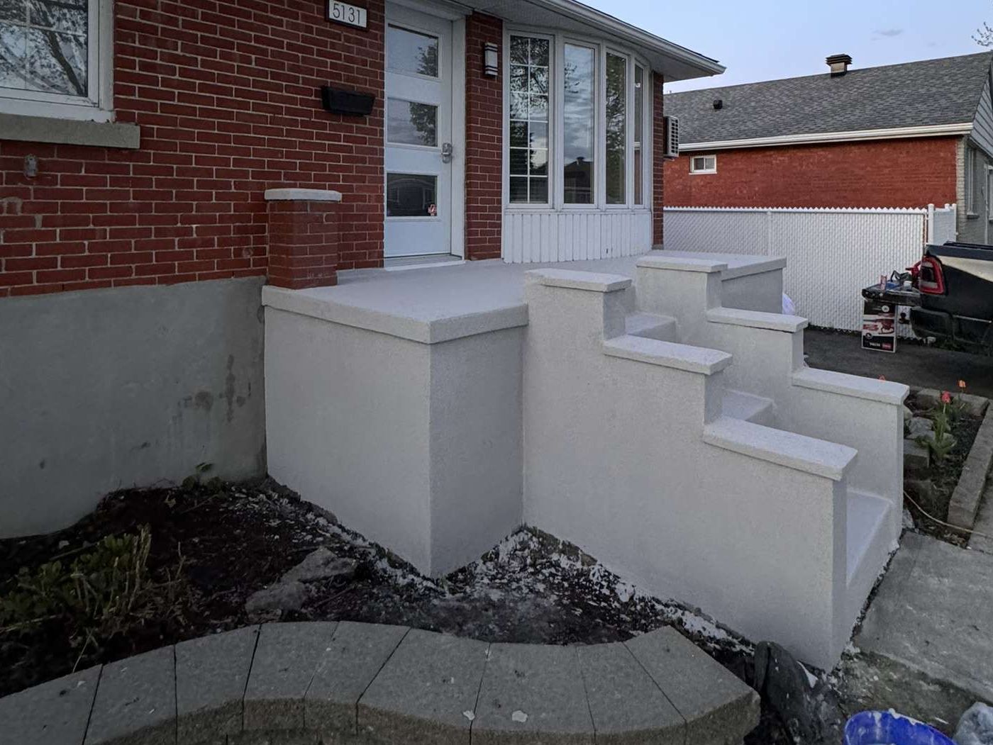 Une maison en briques avec des escaliers qui y mènent