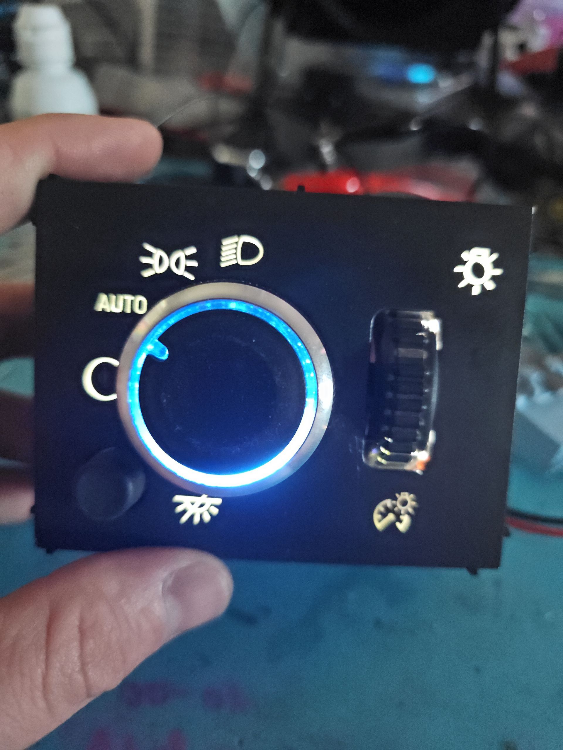 A person is holding a device that says auto on it