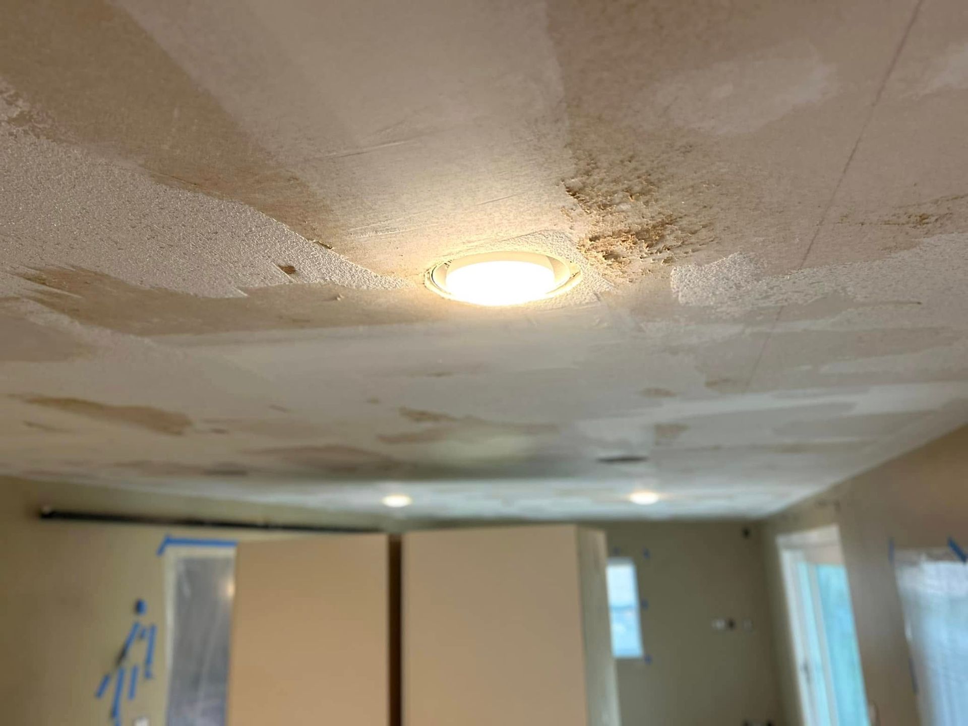 A ceiling with a light on it in a room.