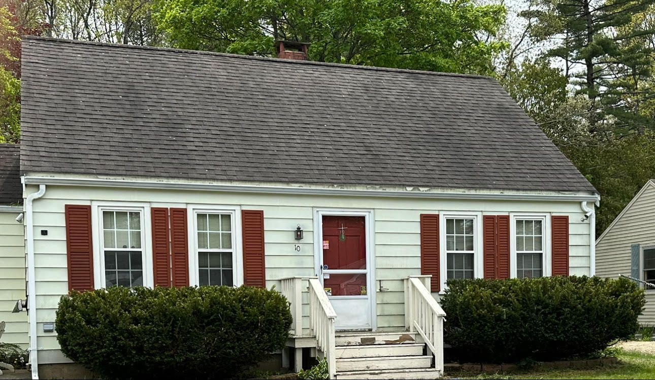 bush trimming service in the front of a home.