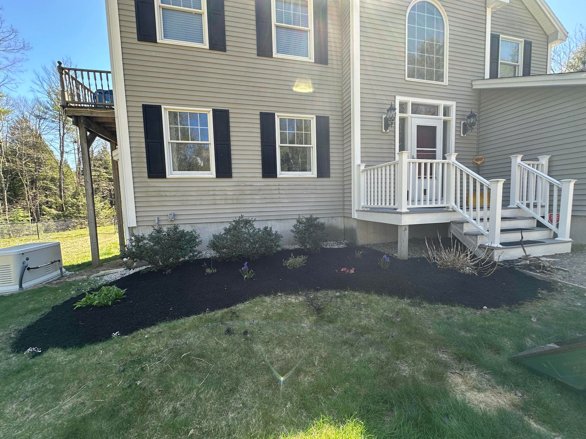 mulch installation in front landscape