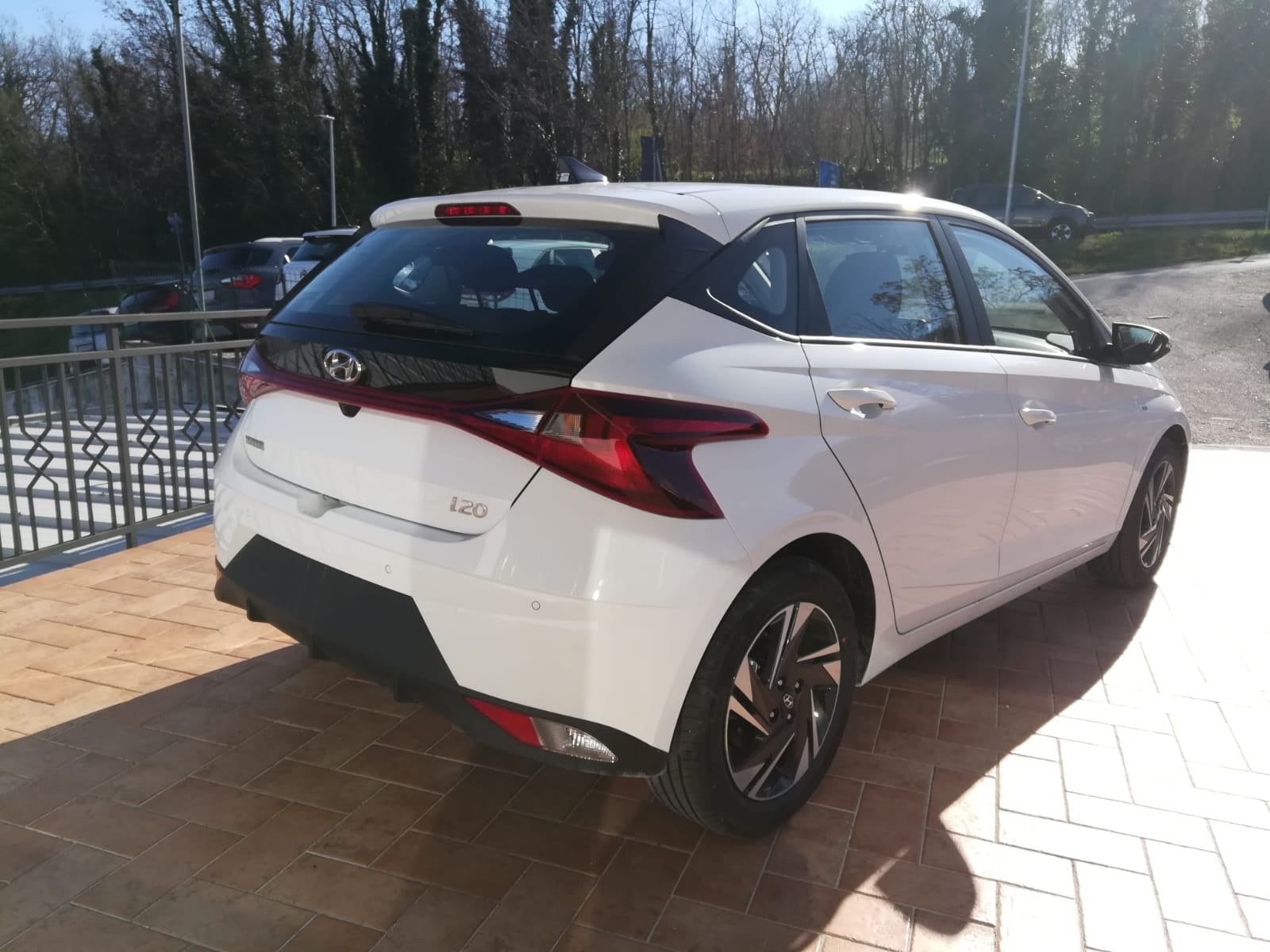 Hyundai nuovo modello ibrida vista laterale