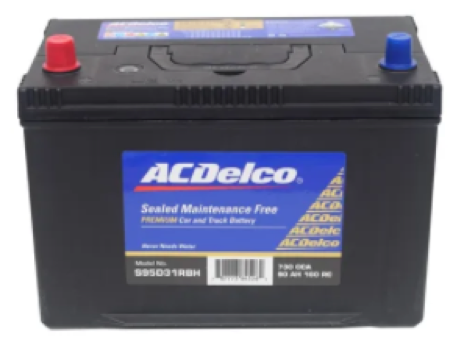 Batería de automóvil ACDelco con terminales rojos y azules, carcasa negra y etiqueta azul.