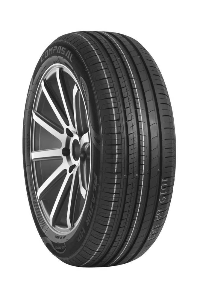 Neumático de automóvil negro con flanco blanco sobre una rueda plateada y negra.